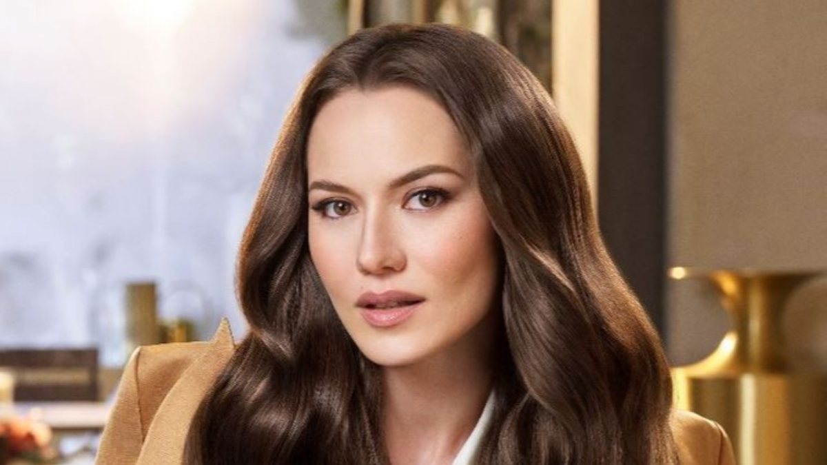 Fahriye Evcen’den bikinili hamilelik pozu geldi, gören dilini ısırdı! Gömleğinin düğmelerini açınca…