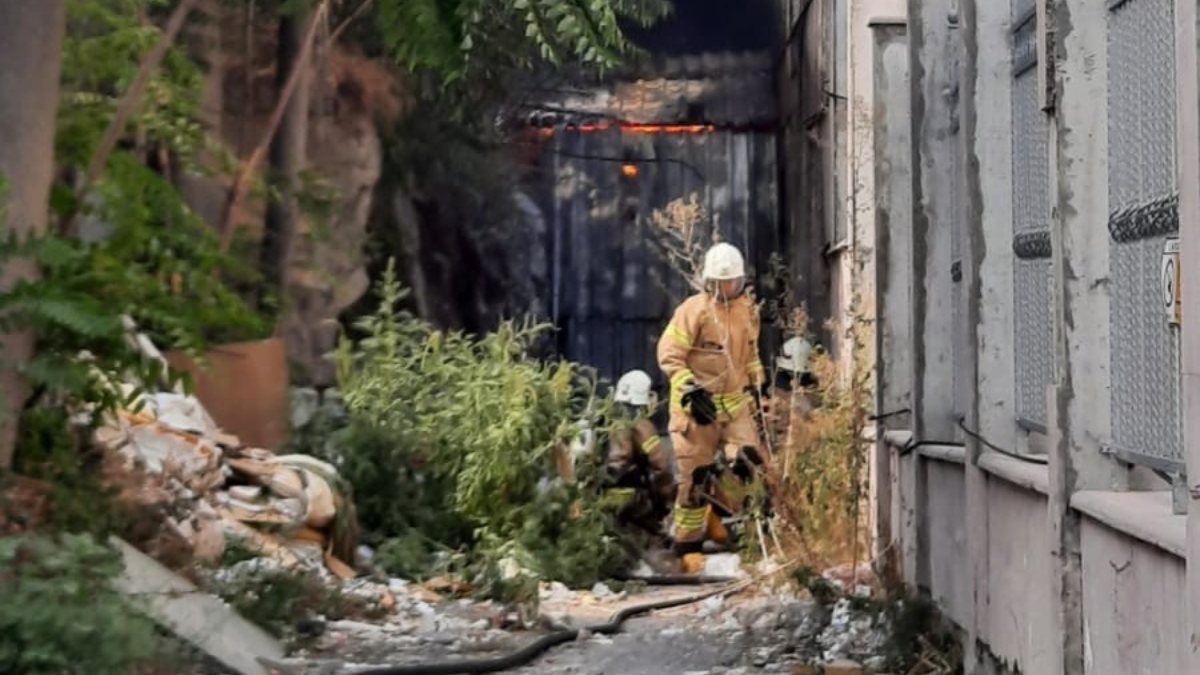 Fatih’te trafoda çıkan yangın söndürüldü