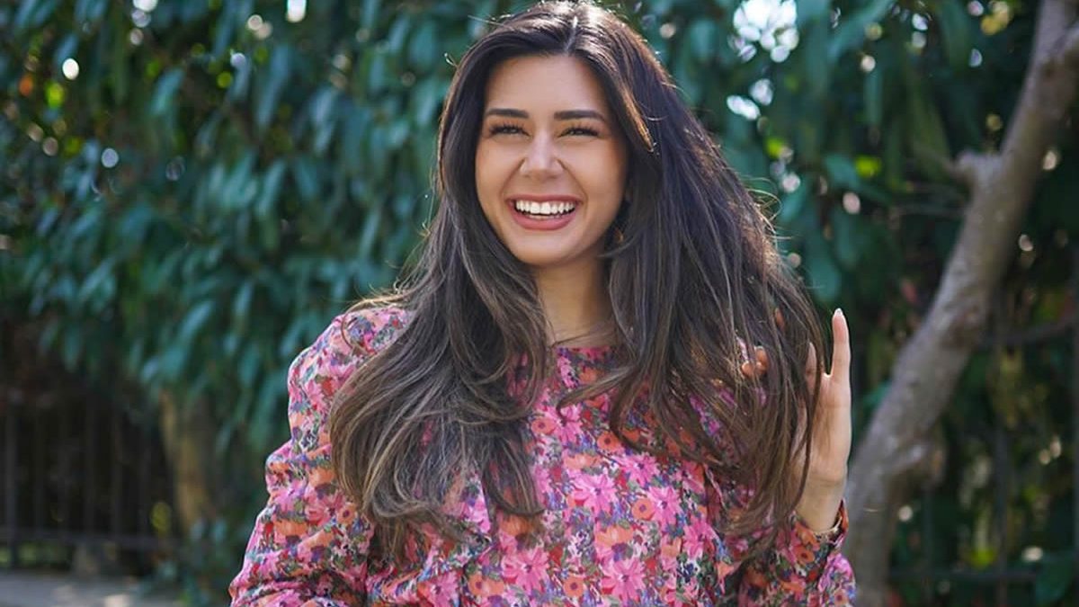 Fenomen Sibil Çetinkaya sınırları zorladı! Mini elbisesiyle semt oturuşu yapınca…