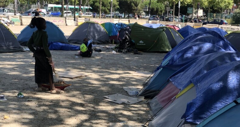 Fransa’da kavurucu sıcaklarda çadırlarda yaşayan evsizler