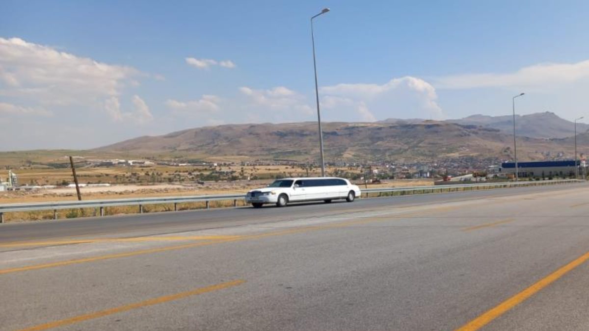 Fransa’da satın aldığı limuzin ile Kayseri’ye geldi