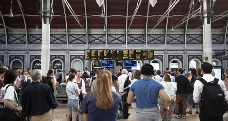 İngiltere’de tren sürücülerinin greve gitmesi ulaşımı felç etti