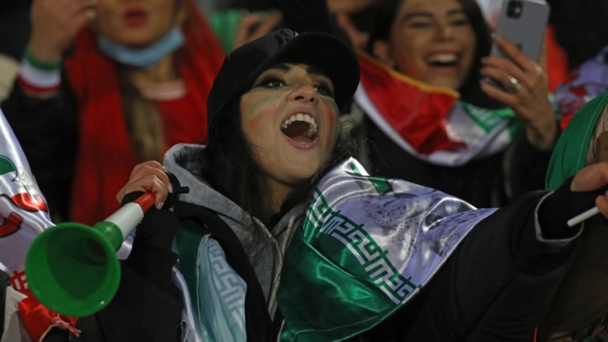 İranlı kadınlara tribün yasağı kalktı