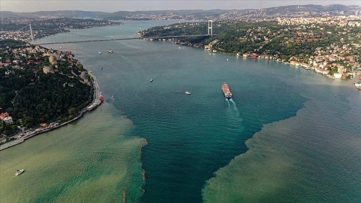 İstanbul Boğazı, sağanağın ardından renk değiştirdi