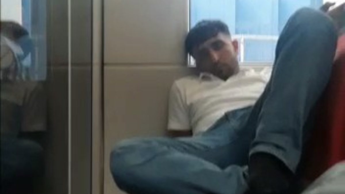 İstanbul’da tramvaya binen şahıs koltuğa yatıp uyudu