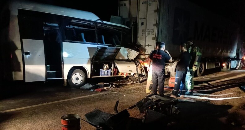 İzmir’de servis minibüsü ile tır çarpıştı: 2 ölü