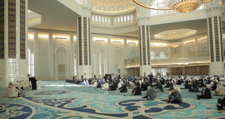 Kazakistan’da Orta Asya’nın en büyük camisi Büyük Nur Sultan Camii’si açıldı