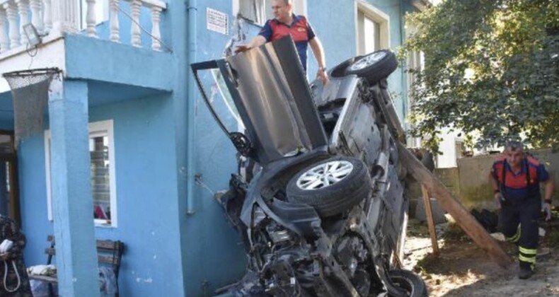 Kontrolden çıkan otomobil evin bahçesine uçtu: 1 ölü, 3 yaralı