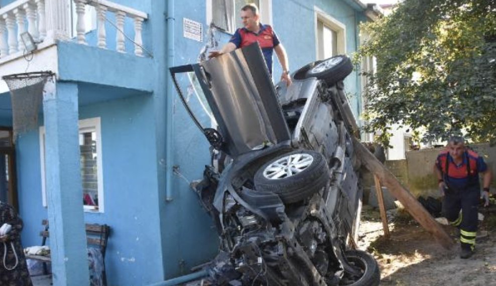 Kontrolden çıkan otomobil evin bahçesine uçtu: 1 ölü, 3 yaralı