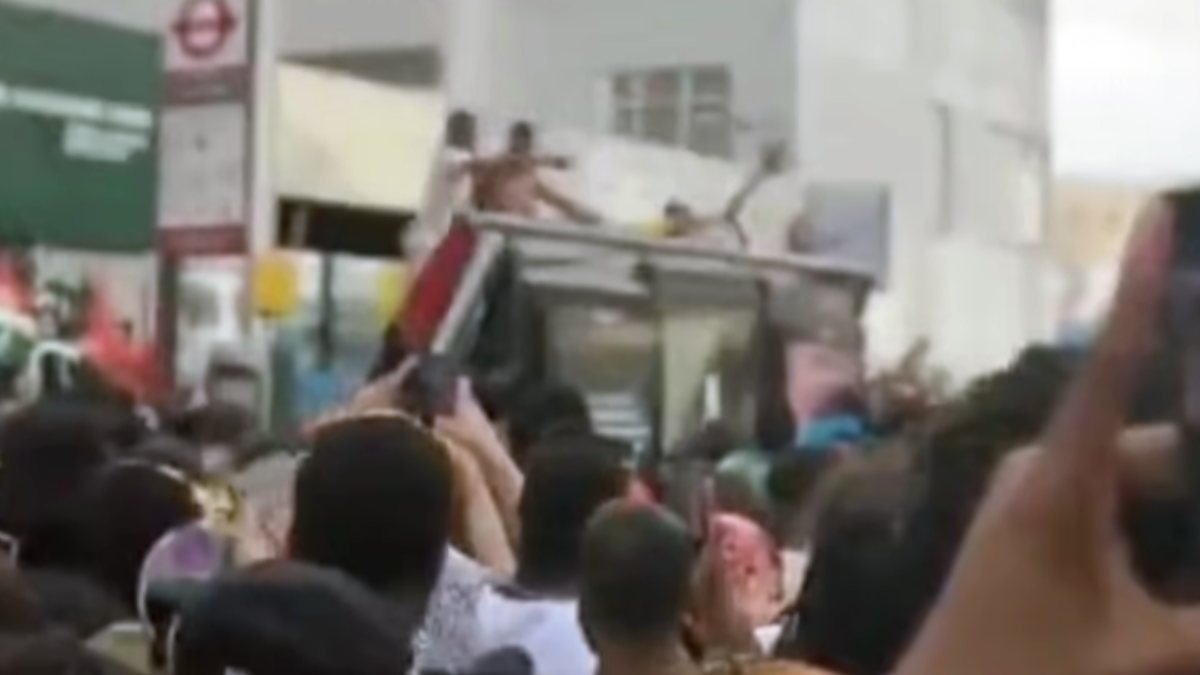 Londra’da eğlence sırasında otobüs durağının çatısı çöktü