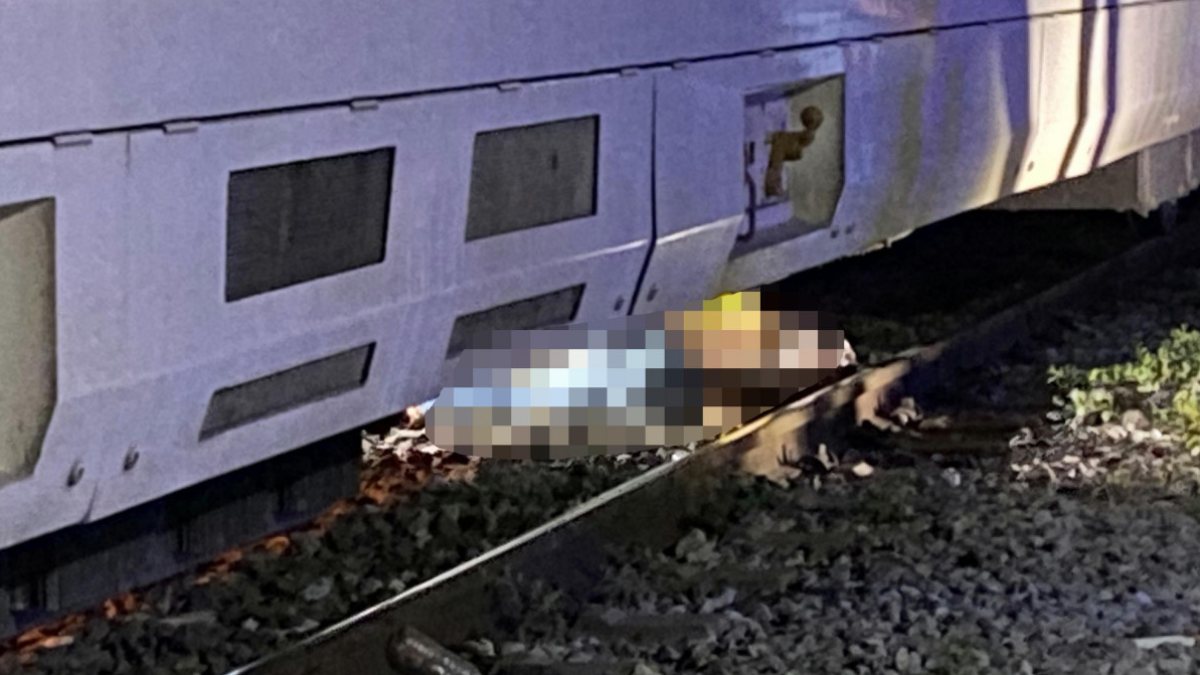 Manisa’da raylardan yolun karşısına geçmek isterken tren çarptı