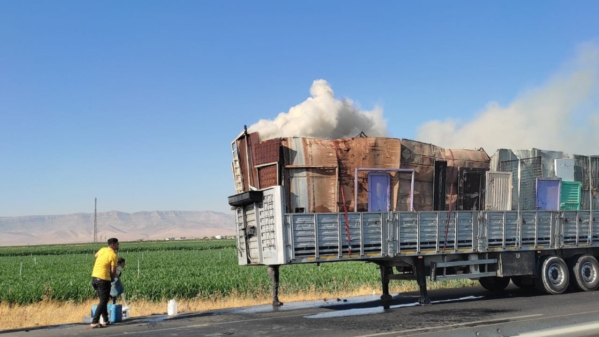 Mardin’deki plastik yüklü tırda yangın paniği