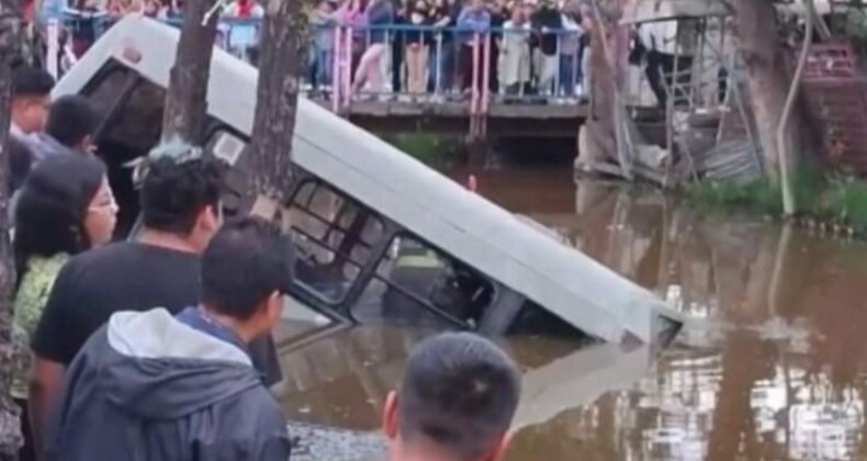 Meksika’da bir minibüs su kanalına düştü