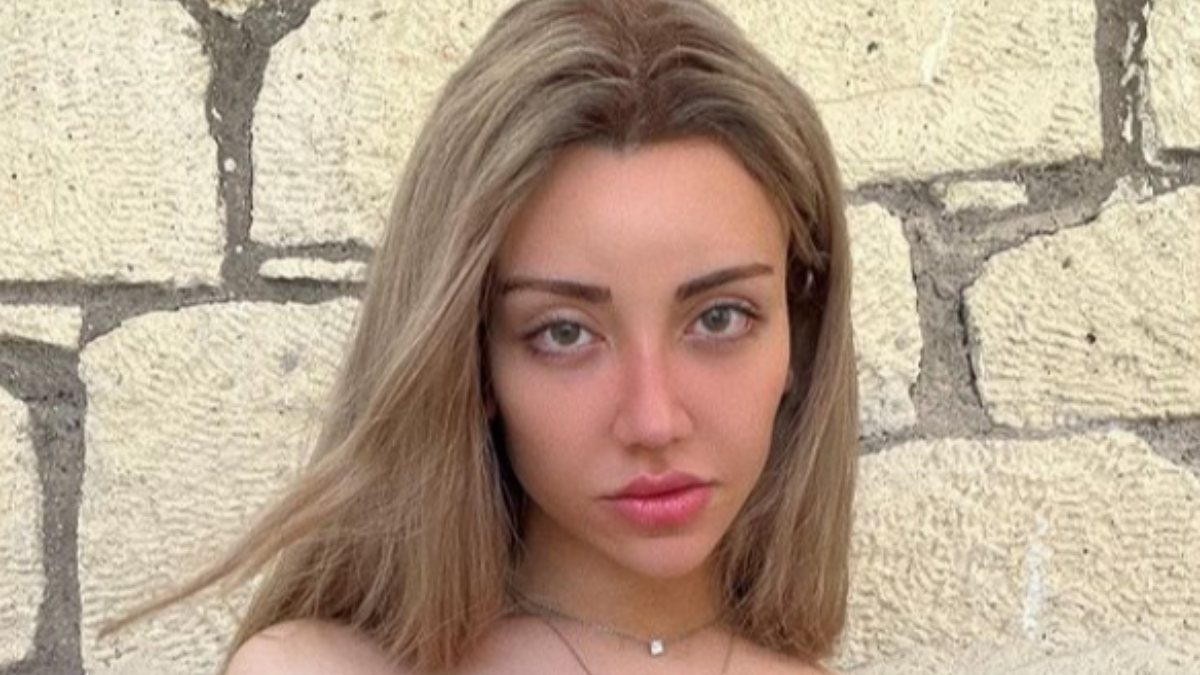 Mika Raun eteğini kaldırarak sitem etti! ‘Şimdi açacağım’