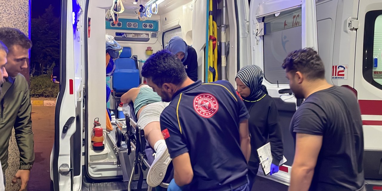 Motosikletli kişiler caddedeki gence ateş açtı