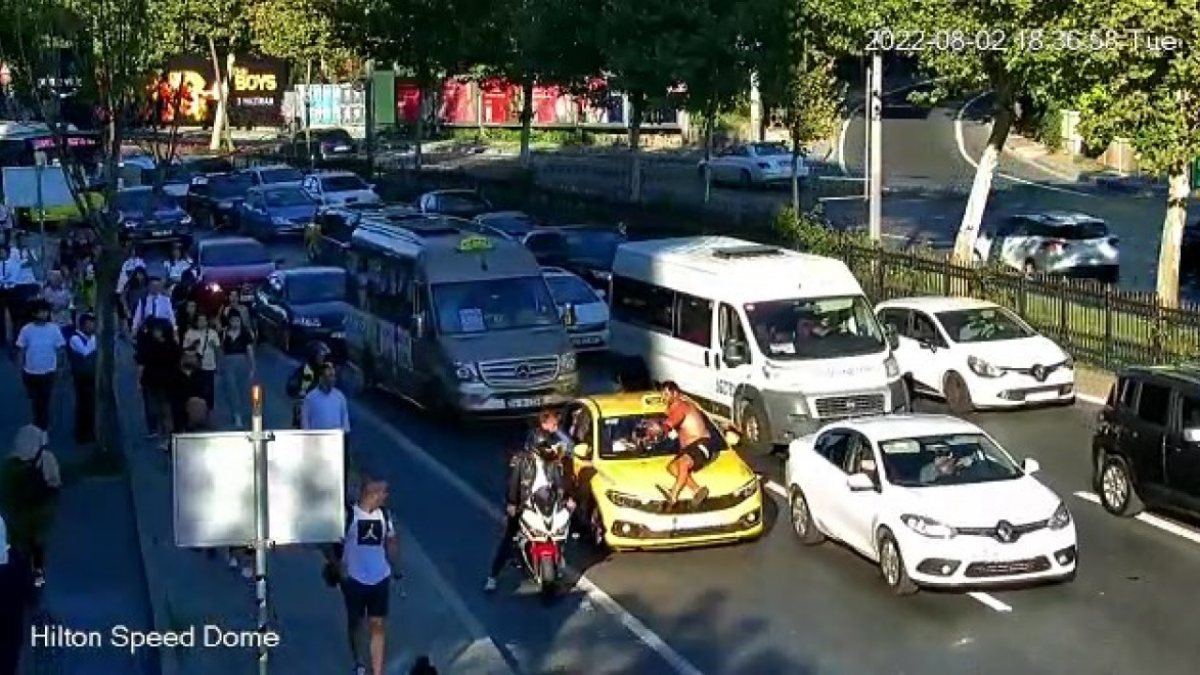 Sarıyer’de taksi kaputunda yolculuk kamerada