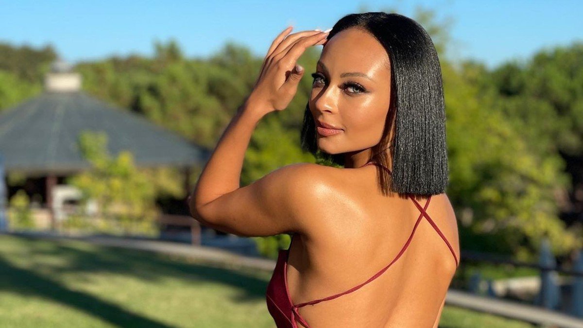 Sihirli Annem’in Toprak’ı Jennifer Boyner dekolteli pozuyla mest etti! ‘Göz kamaştırıcı’