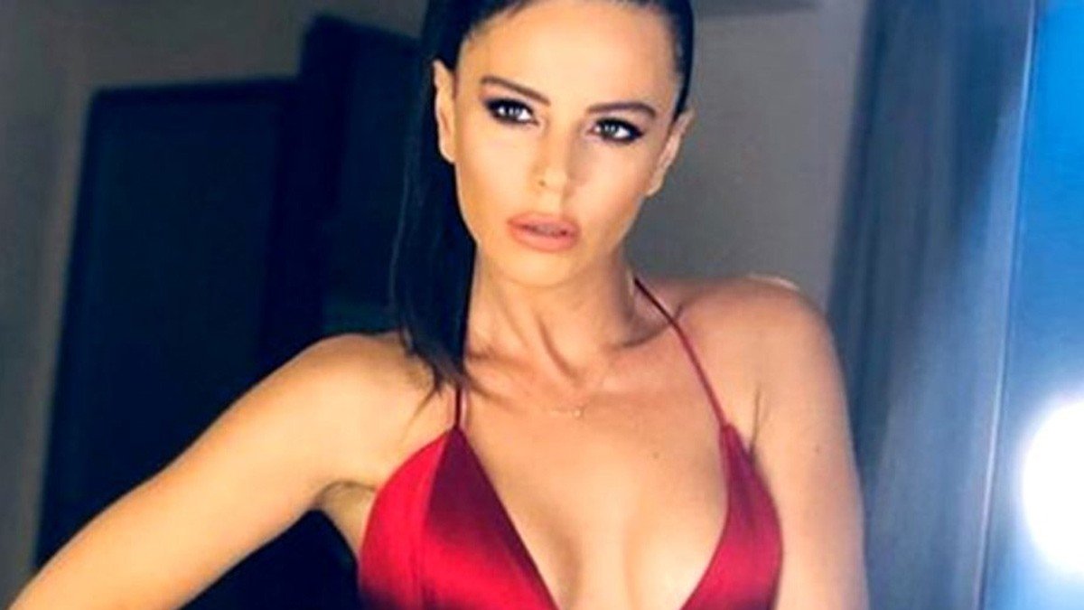 Simge Sağın sırt dekolteli elbisesiyle mest etti! ‘Ne giyseniz yakışıyor’