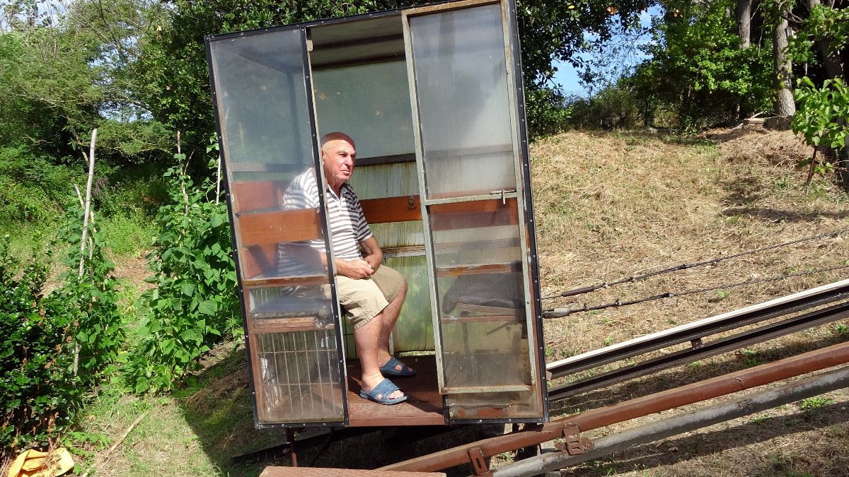 Sinop’ta, yokuşun başındaki evine gitmek için raylı sistem kurdu