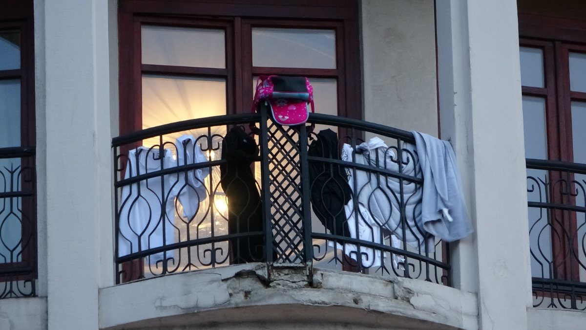 Taksim’de lüks otelin balkonuna çamaşır asıldı