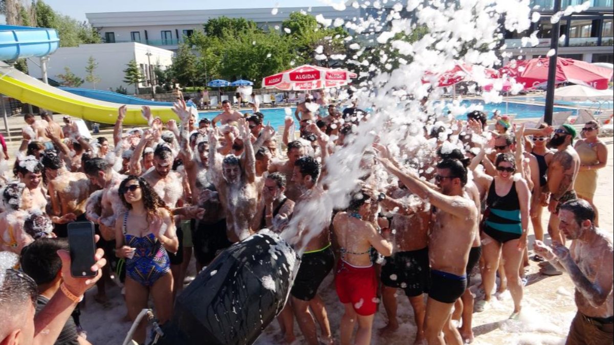 Yaz tatilini Van’da geçiren İranlılar köpük partisine katıldı