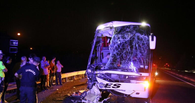 Yolcu otobüsü TIR’a çarptı: Ölü ve yaralılar var