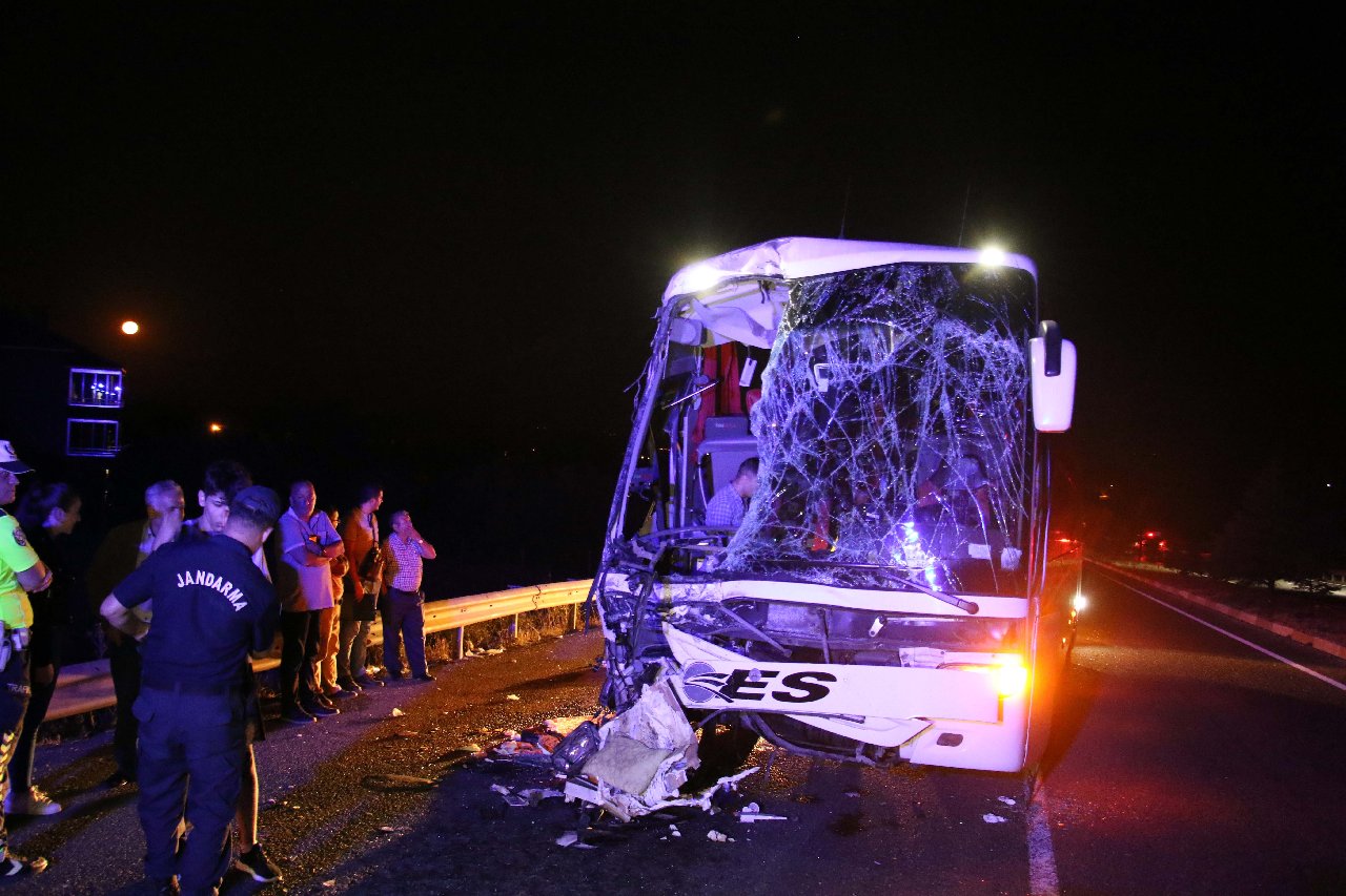 Yolcu otobüsü TIR’a çarptı: Ölü ve yaralılar var