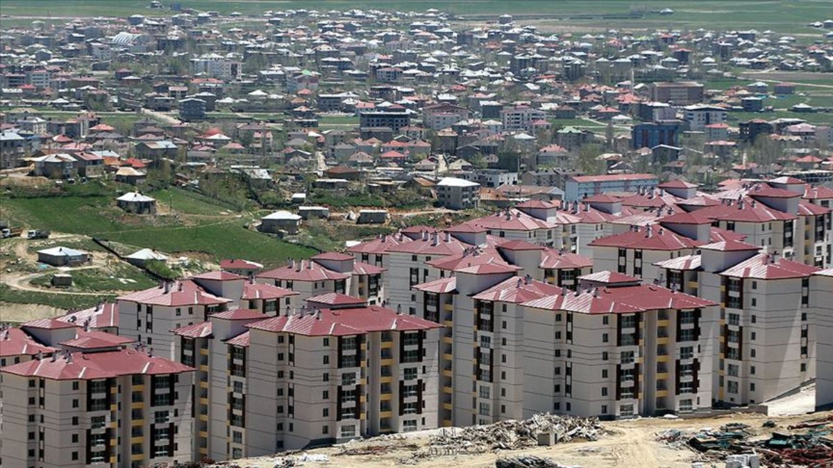 Yüksekova’da terör mağduru aileler yeni yuvalarına kavuşuyor