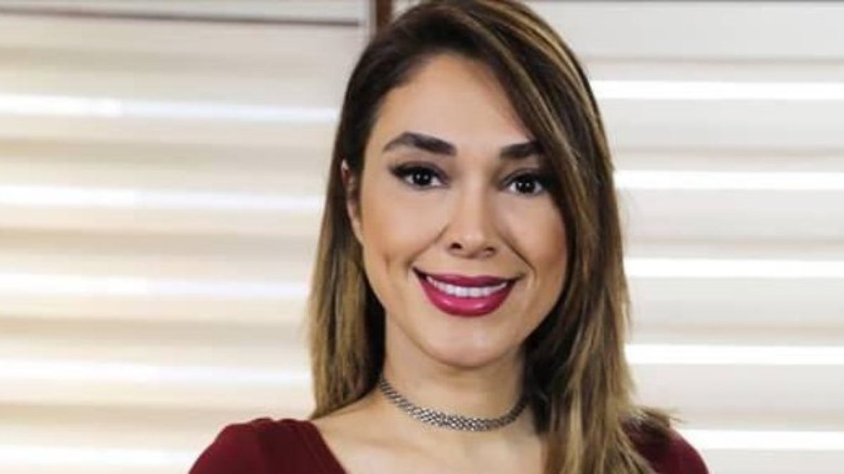 Zuhal Topal mayosuyla sere serpe kumlara uzandı! ‘Sıcağa meydan okuyorsun’