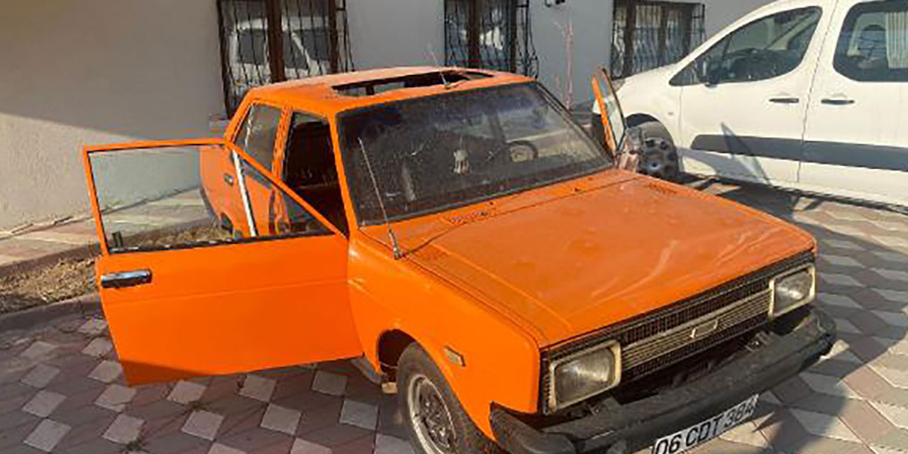 1971 model otomobilin açılır tavanını çaldılar