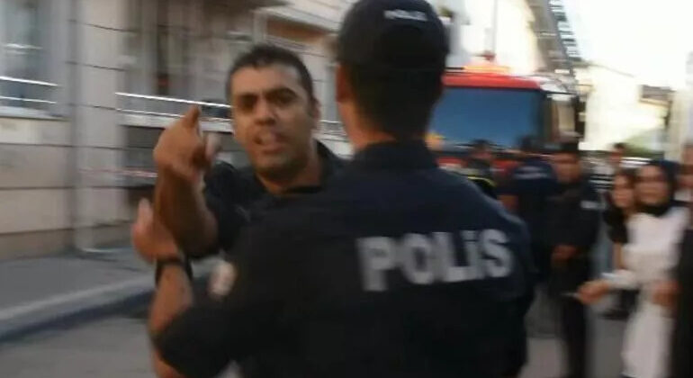 Yangın çekiminde muhabire tekmelerle saldıran polis kameraya böyle yansıdı