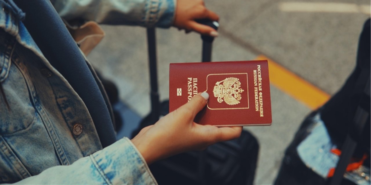 AB, Ruslara vize kolaylığını askıya aldı