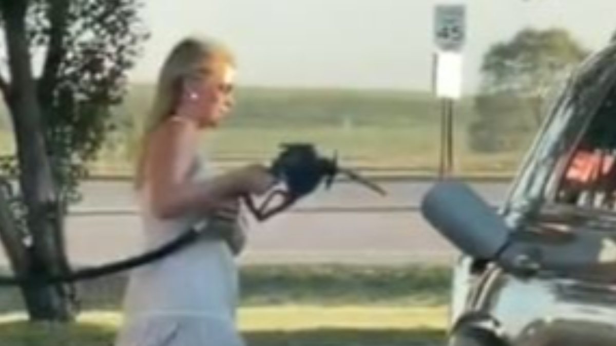 ABD’de aracına yakıt koyamayan sürücünün zor anları