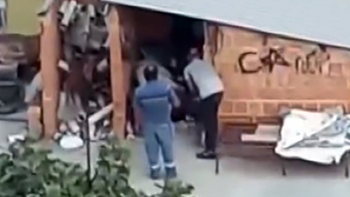 Adana’da oto tamircilerin taşlama makinesi kavgası