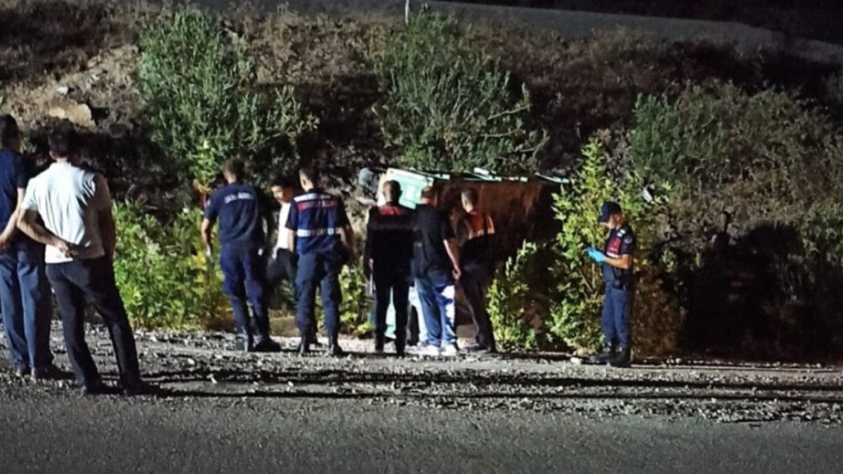 Adana’da traktör, yol kenarındaki kayaya çarptı: 1 ölü 1 yaralı