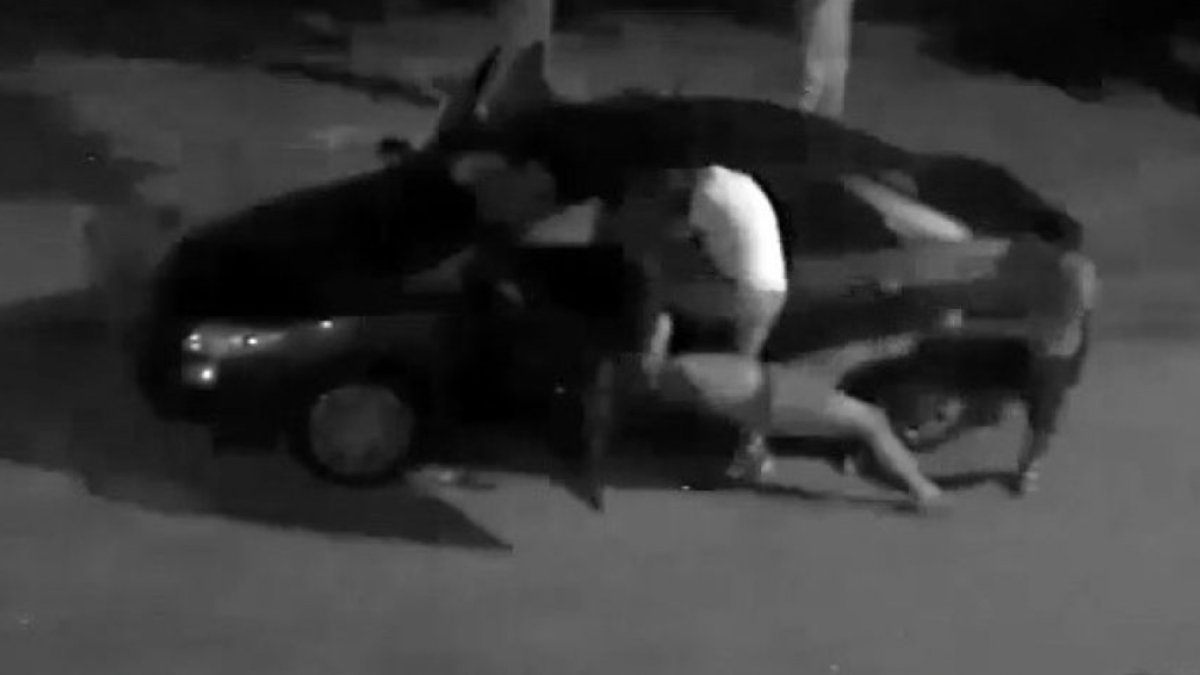 Antalya’da aracını park etmeye çalışan adama komşu dayağı