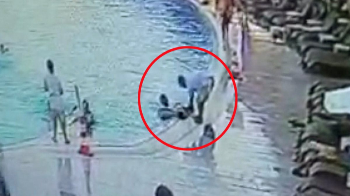 Antalya’da boğulma tehlikesi geçiren çocuğun o anları kamerada