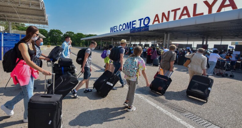 Antalya’ya gelen yabancı turist 10 milyonu aştı