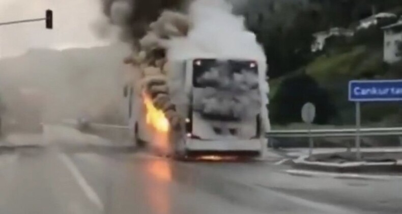 Artvin’de seyir halindeki yolcu otobüsü alev aldı