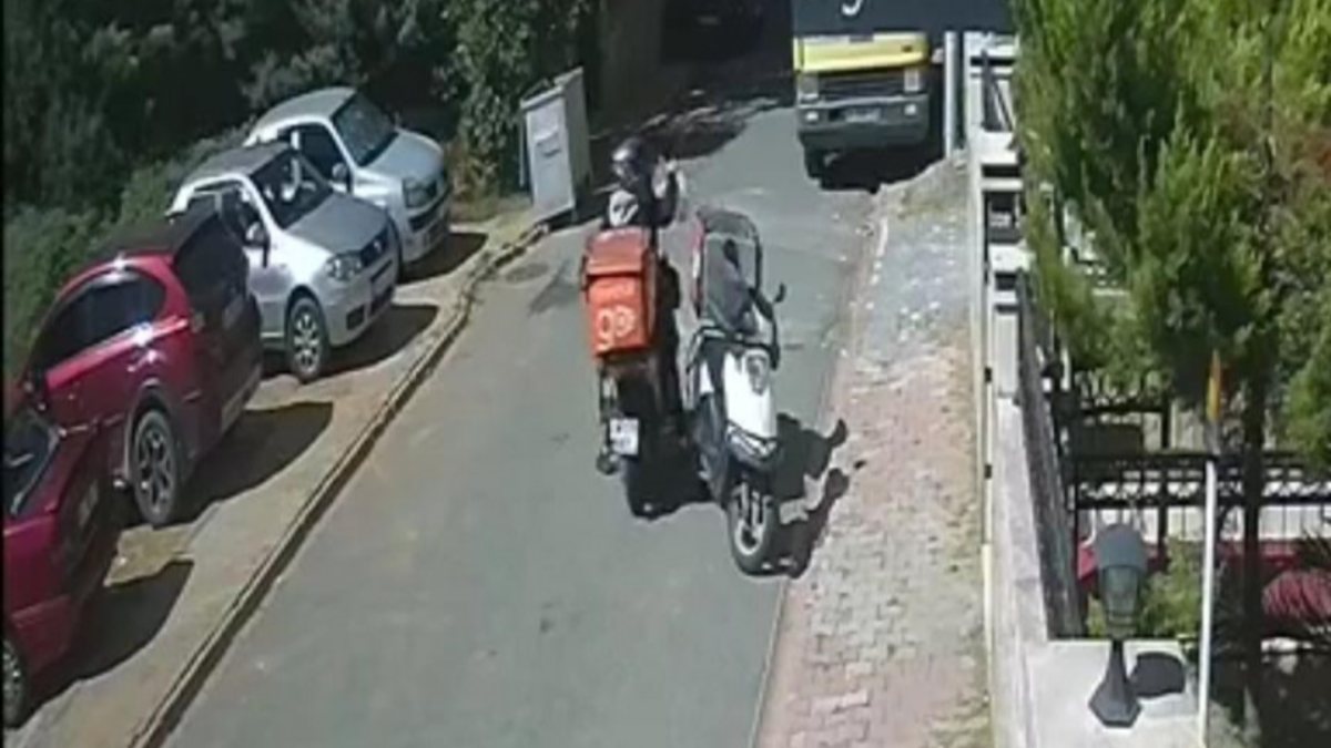 Ataşehir’de, kuryenin motosikletinden siparişini çaldılar