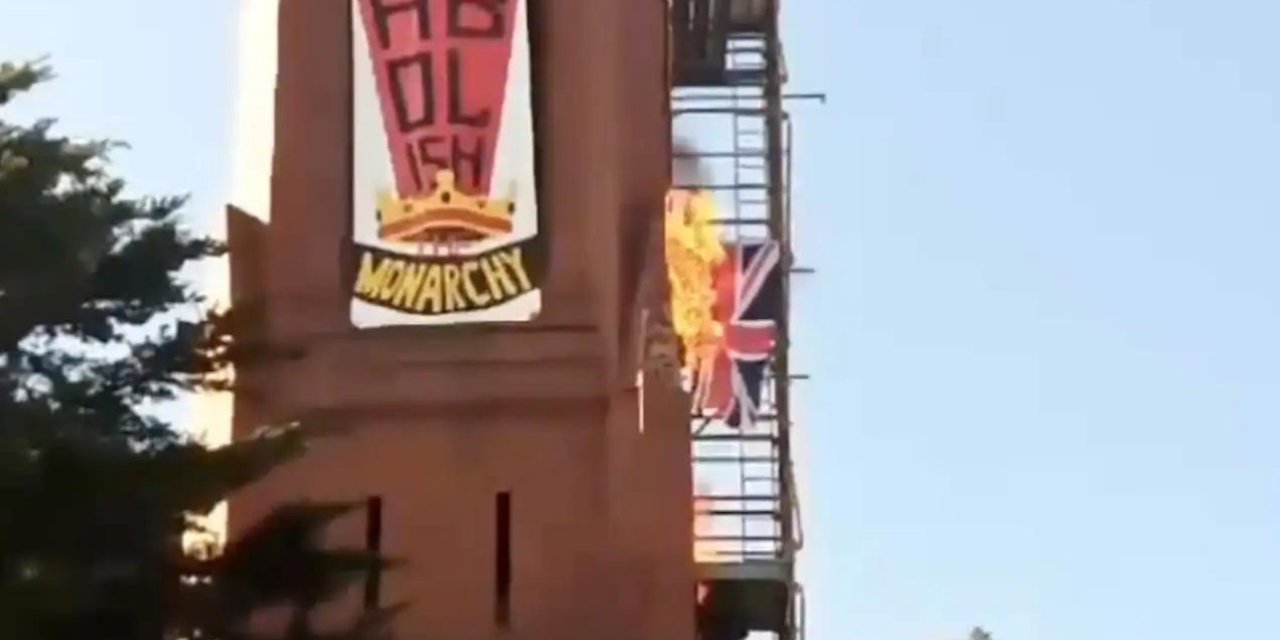 Avustralyalı protestocular Birleşik Krallık bayrağını yaktı