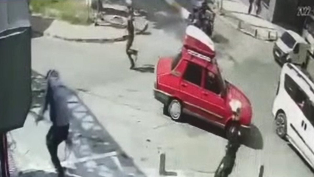 Bağcılar’da 2 kişi, bir çuval bonzaiyi motosikletle taşırken yakalandı