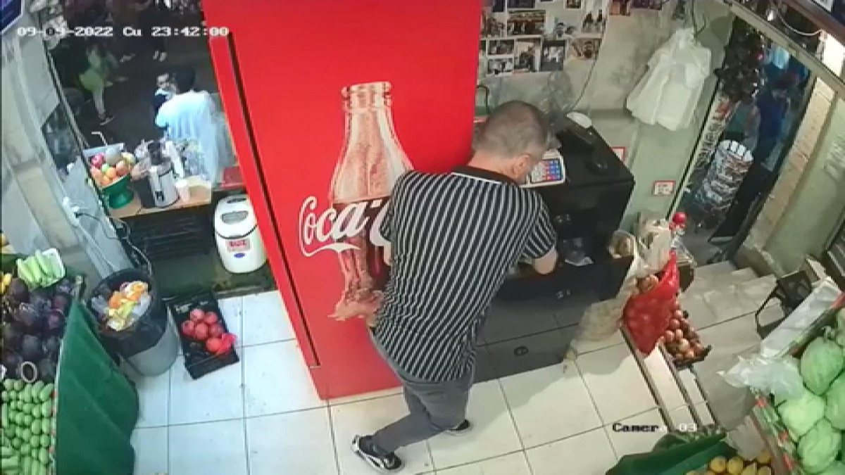 Beyoğlu’nda, müşteri gibi girdiği büfede kasayı boşalttı