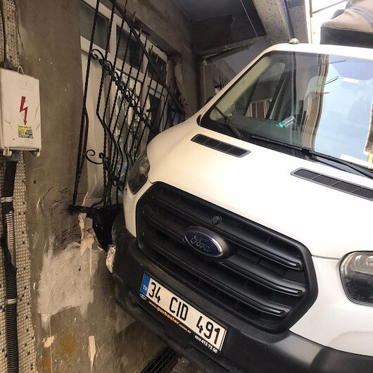 Kamyonetin brandası binaya takıldı, evi yıktı! Daire sahibi şokta!