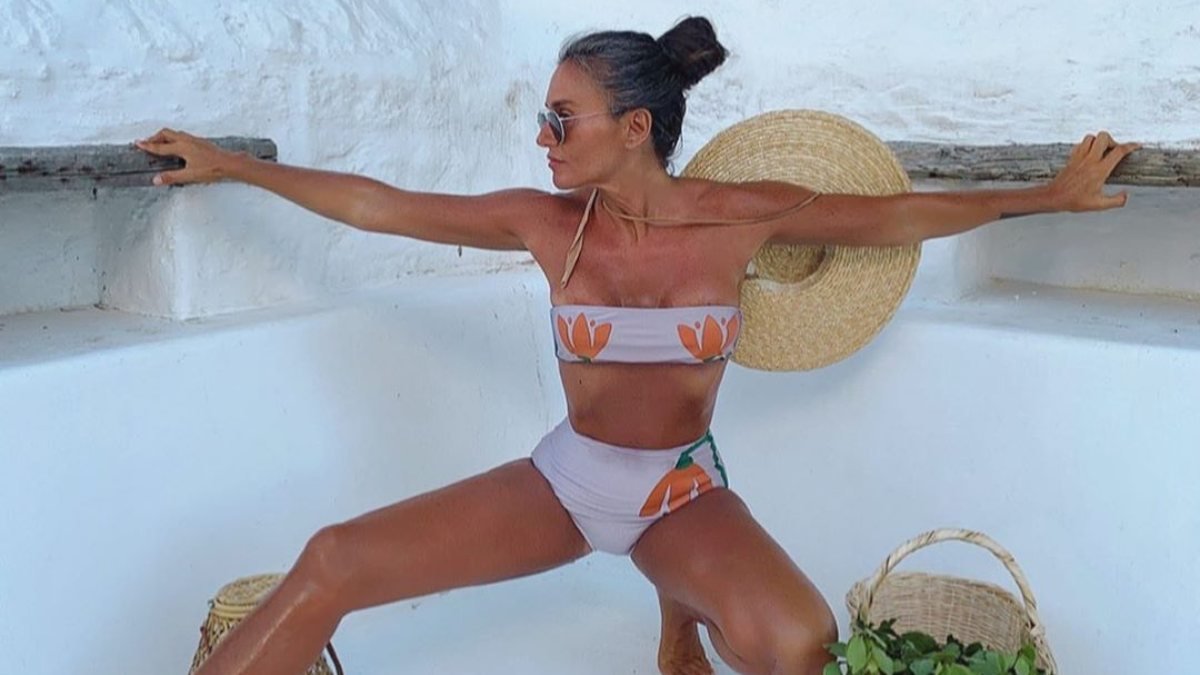 Eda Taşpınar bikinisiyle kayalıklara çıktı! ‘Harbi taş gibisin’