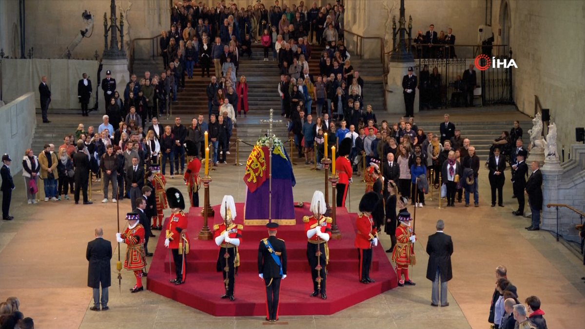 Elizabeth’in torunları cenaze başında nöbet tuttu