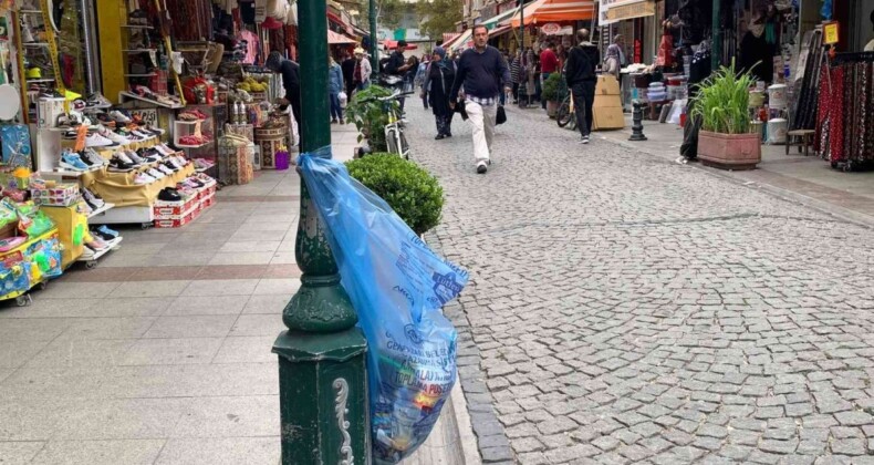 Eskişehir’de çöp kutusu olmayan sokaklar çöp poşetiyle doldu