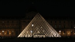 Fransızların yeni tasarruf tedbiri: Louvre Müzesi piramidinin ışıkları karardı