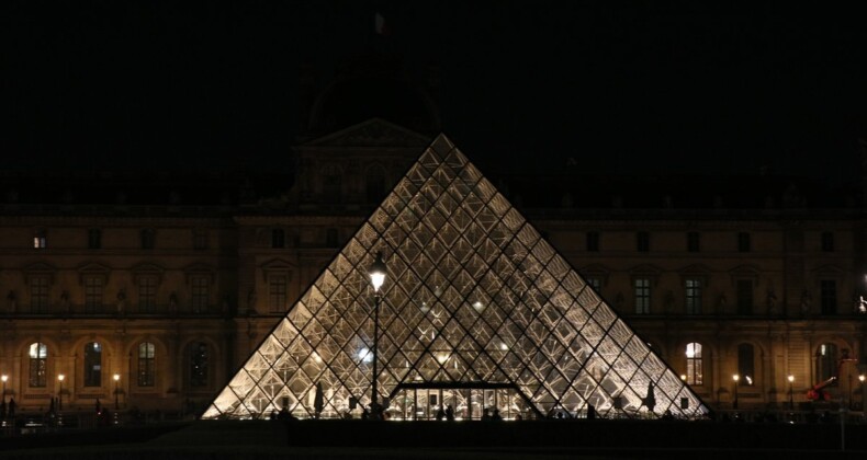 Fransızların yeni tasarruf tedbiri: Louvre Müzesi piramidinin ışıkları karardı