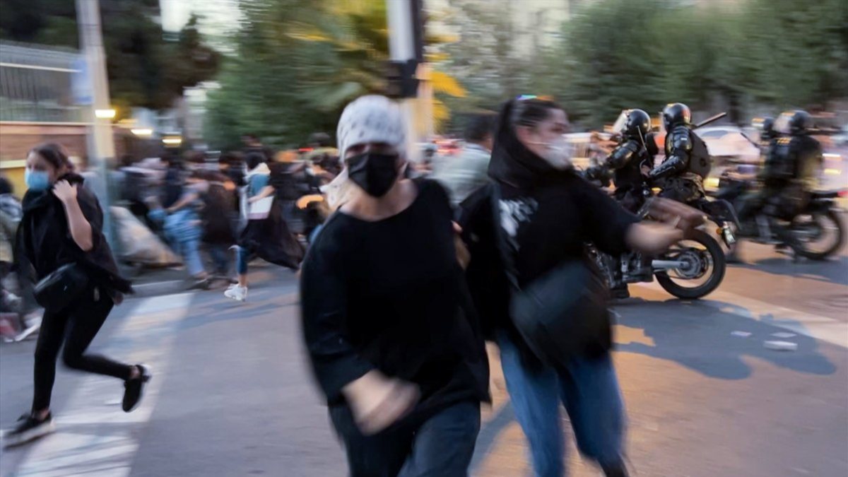 İran’da Mahsa Amini için başlayan gösterilerde 5 kişi öldü